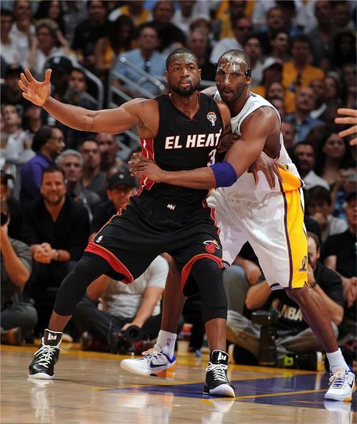 全市场：多特与曼联就桑乔展开谈判，曼联要价2000万欧（全市场：曼联与多特就桑乔转会进行磋商，标价2000万欧）